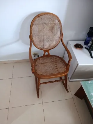 Sedia a dondolo in legno e rattan