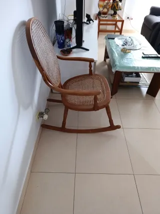 Sedia a dondolo in legno e rattan