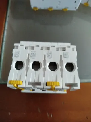 Interruptor Automático Schneider 63A Tetrapolar