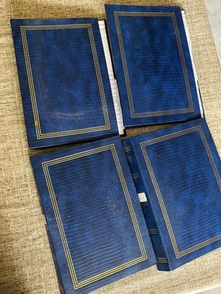 Álbum de fotos azul con detalles dorados