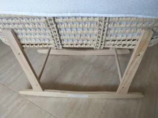 Moisés ratán con patas balancín