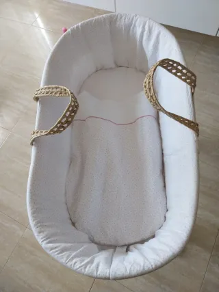 Moisés ratán con patas balancín