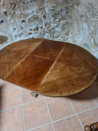 Mesa de salón redonda de madera
