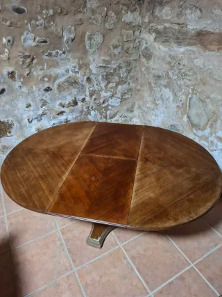 Mesa de salón redonda de madera