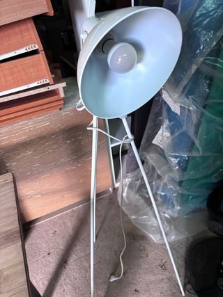 Lámpara de pie blanca