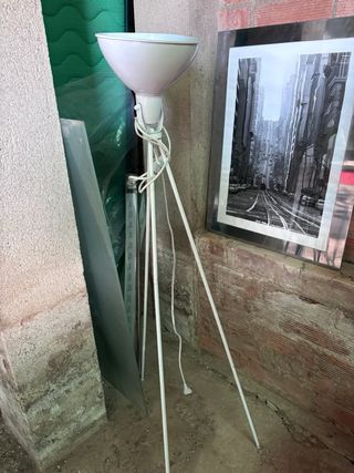 Lámpara de pie blanca