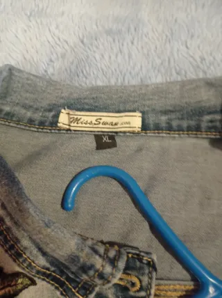 Chaqueta vaquera, las flores no son bordadas