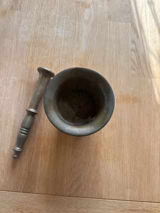 Mortero de bronce antiguo