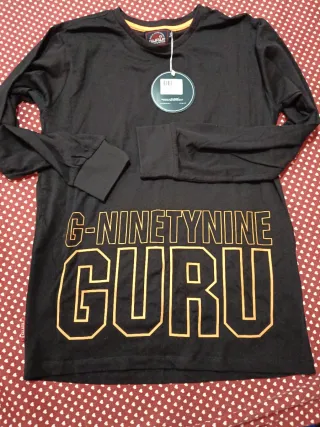 T-shirt Guru nera con stampa 16 anni