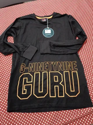 T-shirt Guru nera con stampa 16 anni