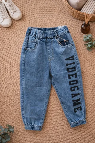 Pantalón vaquero con estampado VIDEOGAME