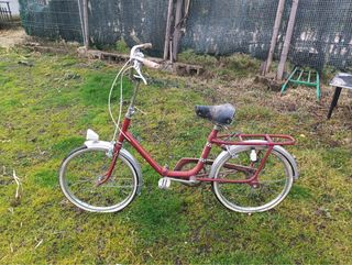 Bicicleta roja plegable