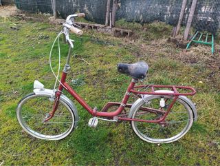 Bicicleta roja plegable