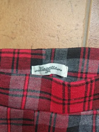 Pantalones a cuadros rojos y grises