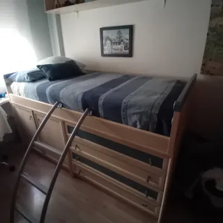 Cama espaciosa con armario y cajones