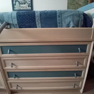 Cama espaciosa con armario y cajones