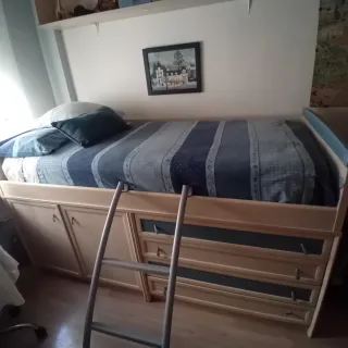 Cama espaciosa con armario y cajones