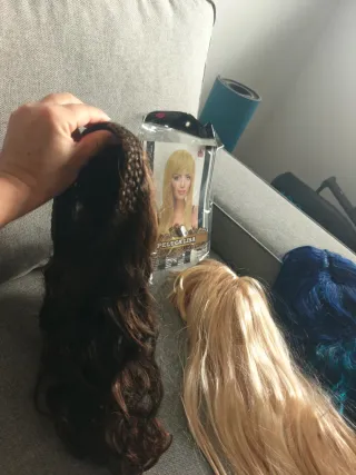 Pelucas azul, marron y rubia