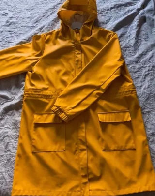 Chubasquero amarillo con capucha