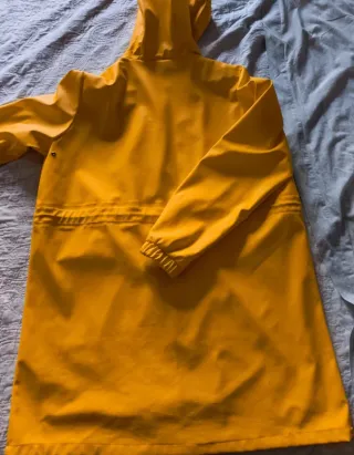 Chubasquero amarillo con capucha