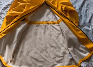 Chubasquero amarillo con capucha