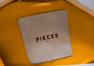 Chubasquero amarillo con capucha