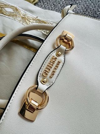 Bolso Tote Guess Blanco y Dorado