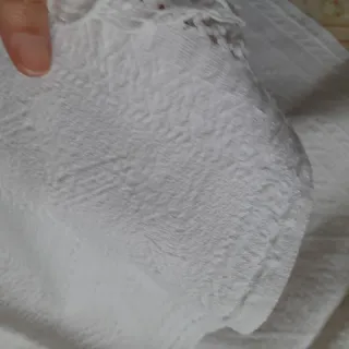 Asciugamani singolo con ricamo in rosso e frange.