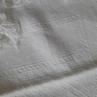 Asciugamani singolo con ricamo in rosso e frange.