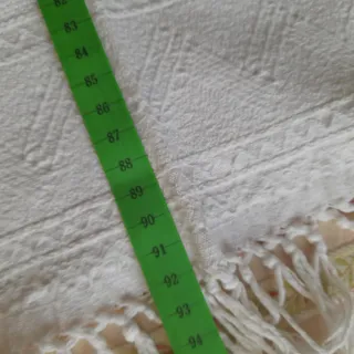 Asciugamani singolo con ricamo in rosso e frange.