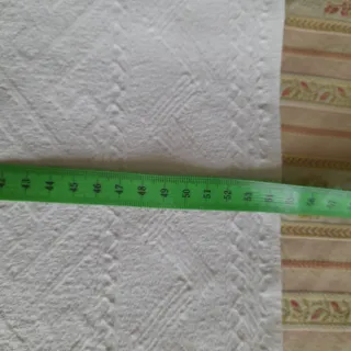 Asciugamani singolo con ricamo in rosso e frange.