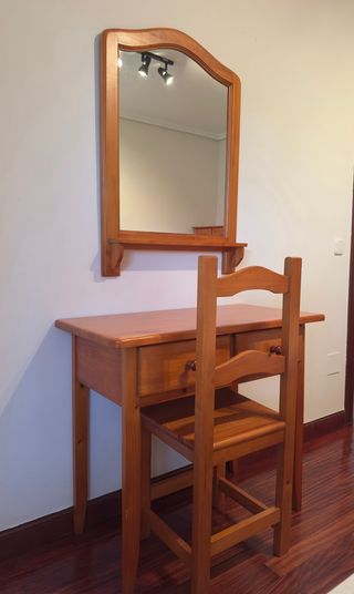 Mesa de tocador de madera con espejo y silla