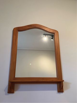 Mesa de tocador de madera con espejo y silla