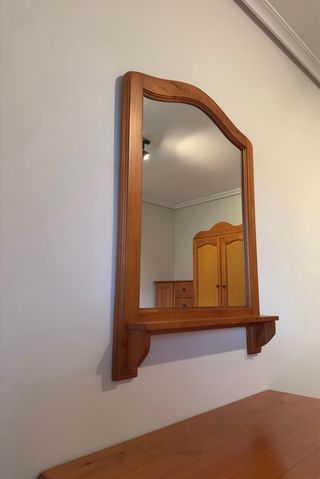 Mesa de tocador de madera con espejo y silla