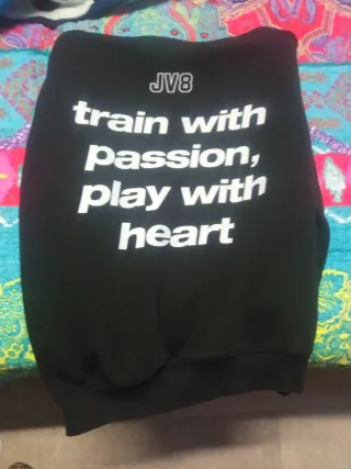 Sudadera Negra con Diseño Baloncesto