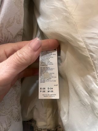 Chaqueta tipo Chanel beige y negra