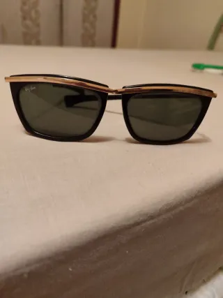 Gafas de sol Ray-Ban negras y doradas