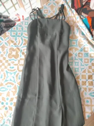 Vestido gris con tirantes finos