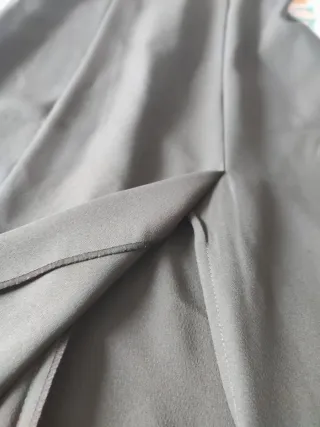 Vestido gris con tirantes finos