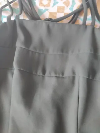 Vestido gris con tirantes finos