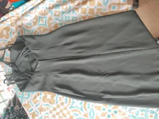 Vestido gris con tirantes finos