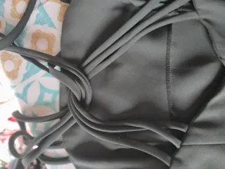 Vestido gris con tirantes finos