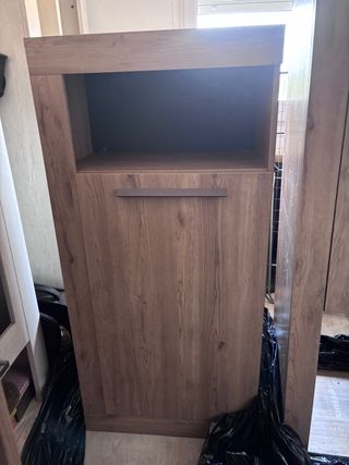 Armario de madera marrón