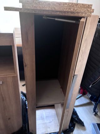 Armario de madera marrón