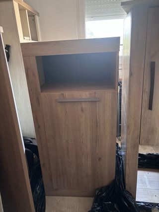 Armario de madera marrón