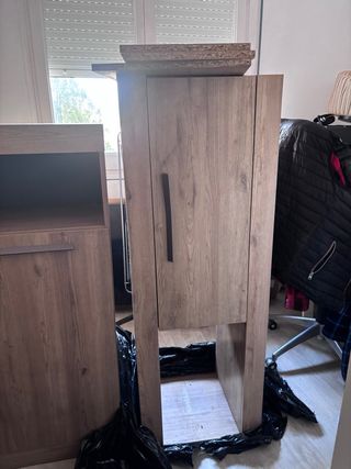 Armario de madera marrón