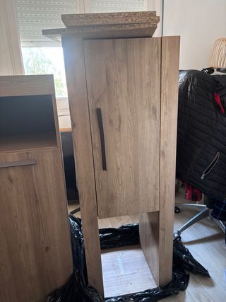 Armario de madera marrón