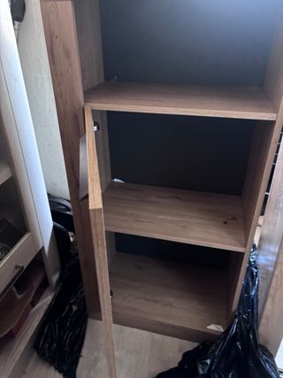 Armario de madera marrón