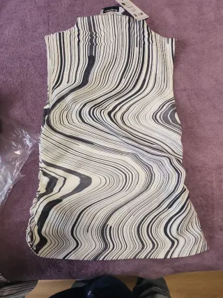 Camiseta/blusa sin mangas con líneas. NUEVO