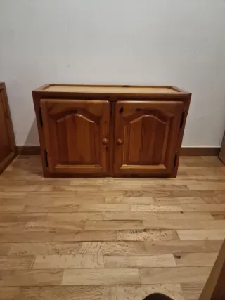Mueble de madera con puertas